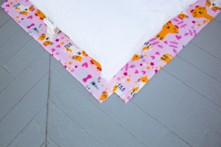 no-sew cozy corner cushion 2 |www.sparklestories.com| libby & dish