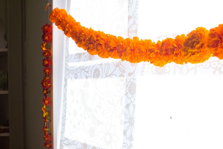 dia de los muertos marigold garland 12 |www.sparklestories.com| martin & sylvia