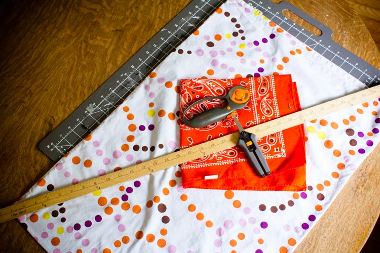 pillowcase cross-body trick-or-treat bag 14 |www.sparklestories.com| by thistle by thimble
