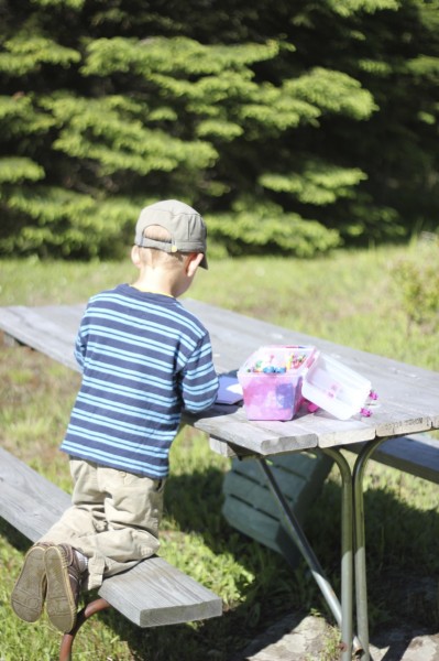 Making-Art-Outside-with-an-Art-Box-399x600