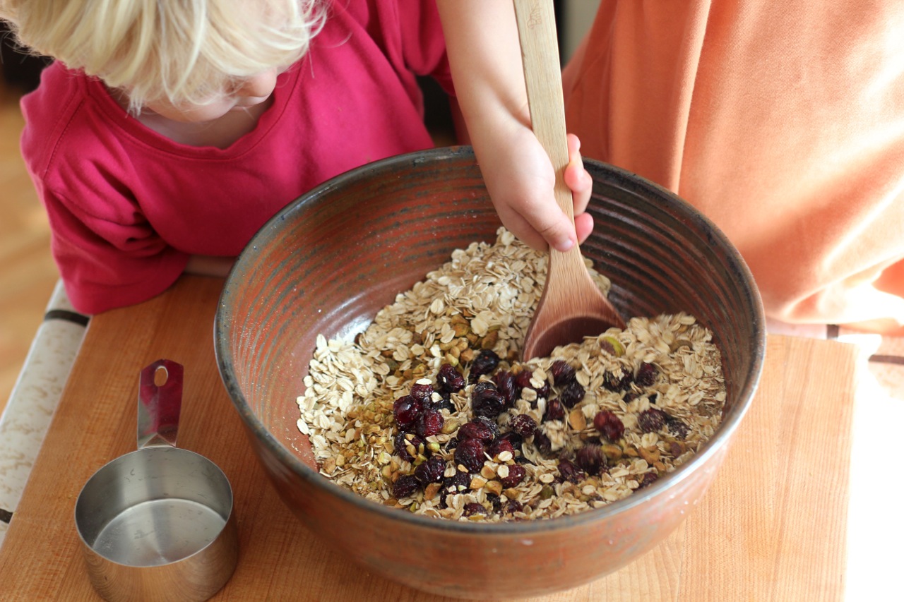 Sparkle-Stories-Making-Homemade-Granola