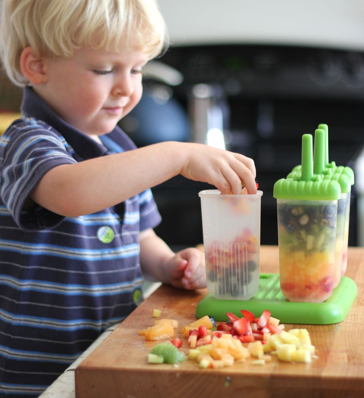 Sparkle-Stories-?-Layering-Fruit-to-Make-Rainbow-Popsicles