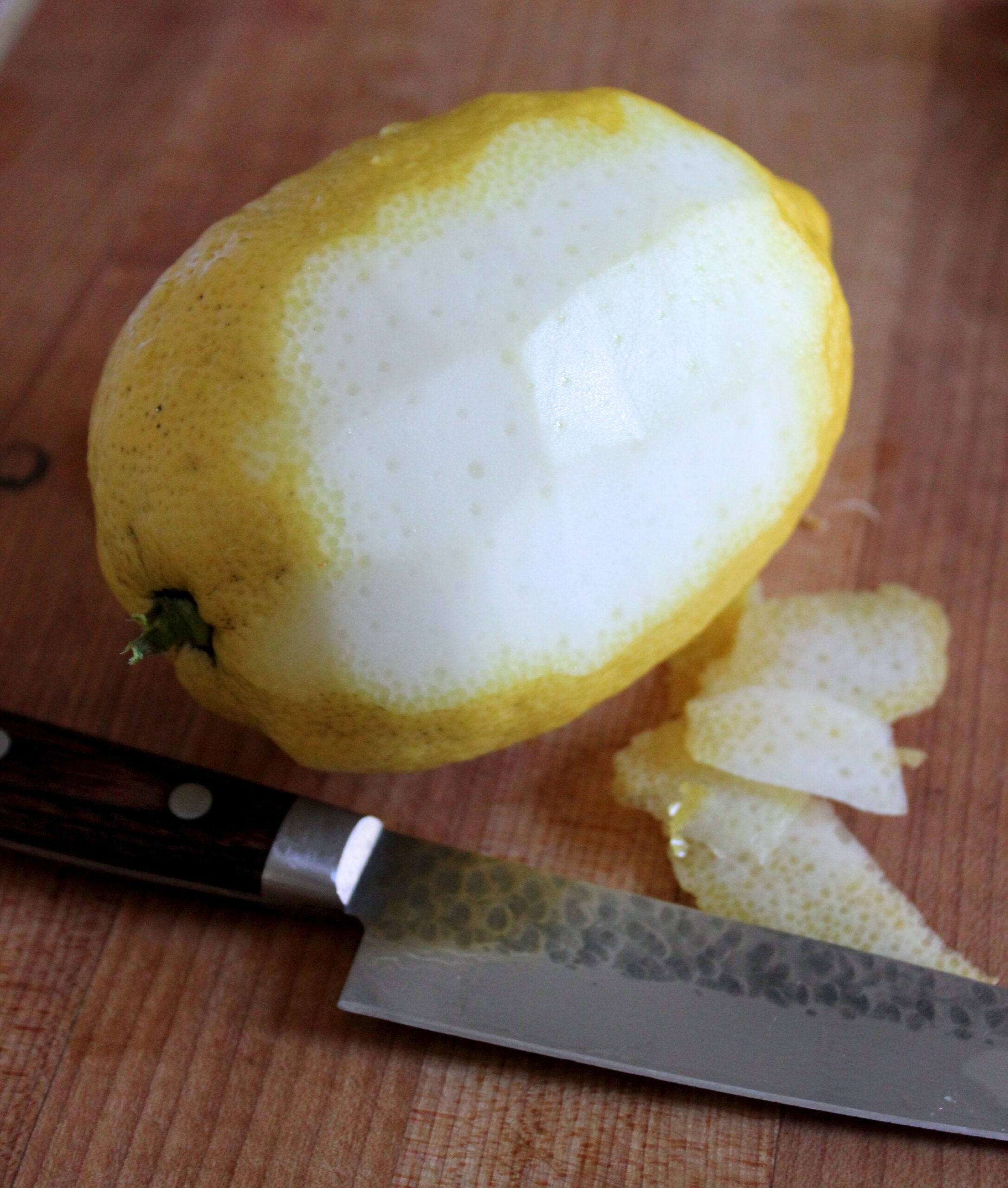preparing-lemon-for-tea