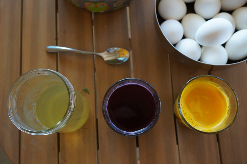 natural egg dye 6 | www.sparklestories.com| martin & sylvia