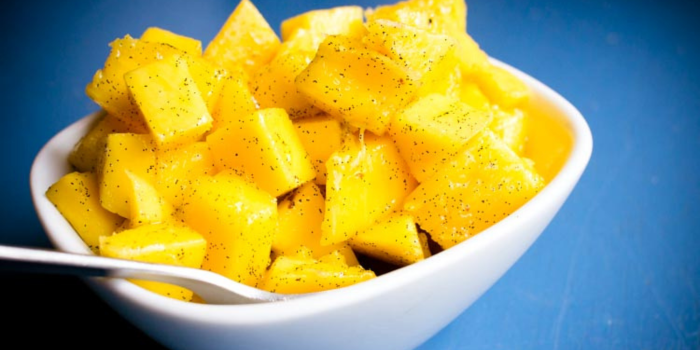 Sparkle Kitchen Mangos with Vanilla Bean
